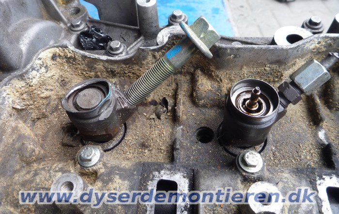 Udstrækning af en beskadiget
                  indsprøjtningsdyse fra Renault Trafic / Opel Vivaro
                  med 2.0 motor 2010-2014